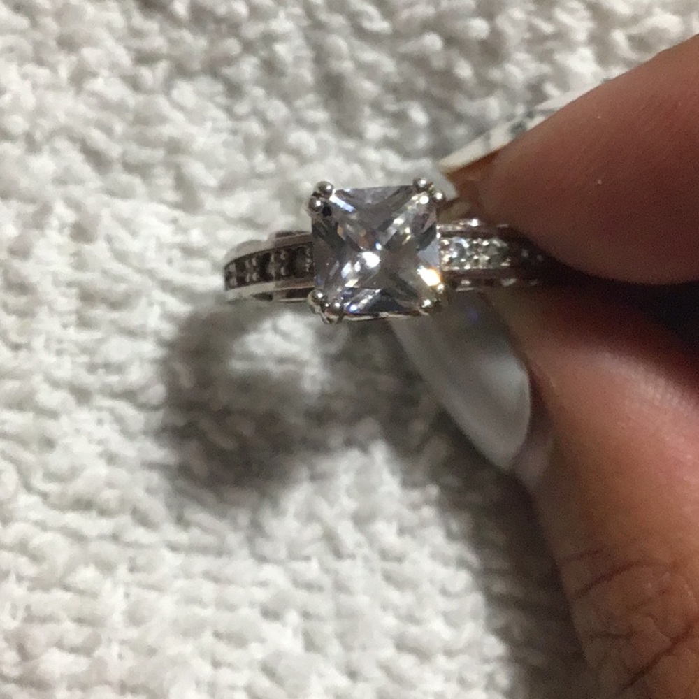 Sliver diamond ring - Picture 2 of 2